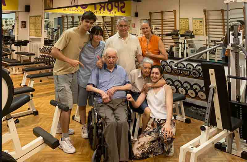 Il presidente onorario di Sportforma APS, 93 anni, circondato da familiari, soci e volontari nella palestra della sede