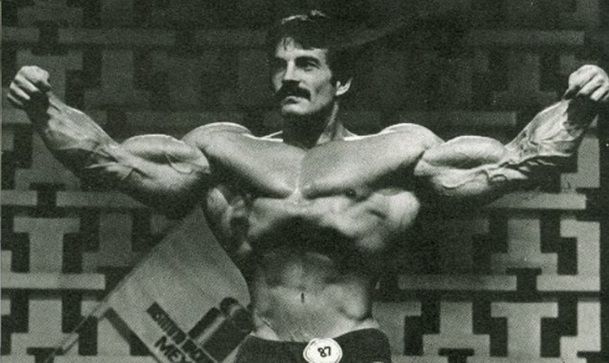 Mike Mentzer performing the Stomach Vacuum